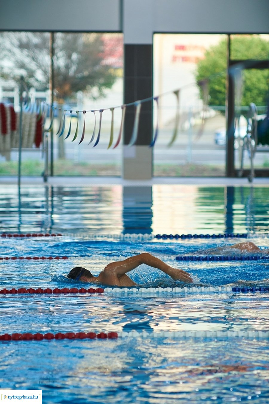 Edzés az uszodában