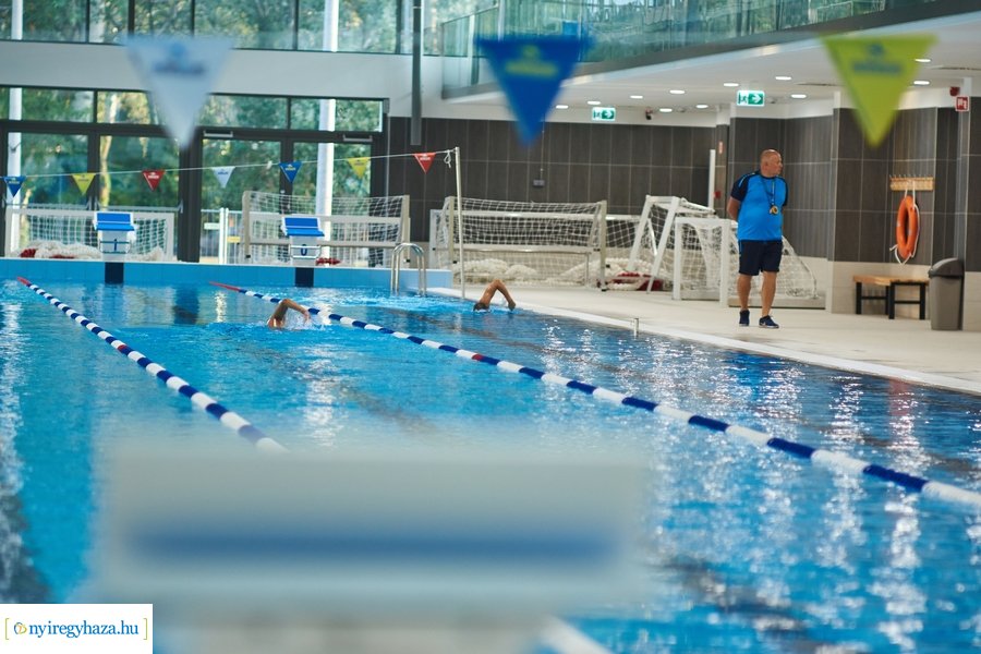 Edzés az uszodában