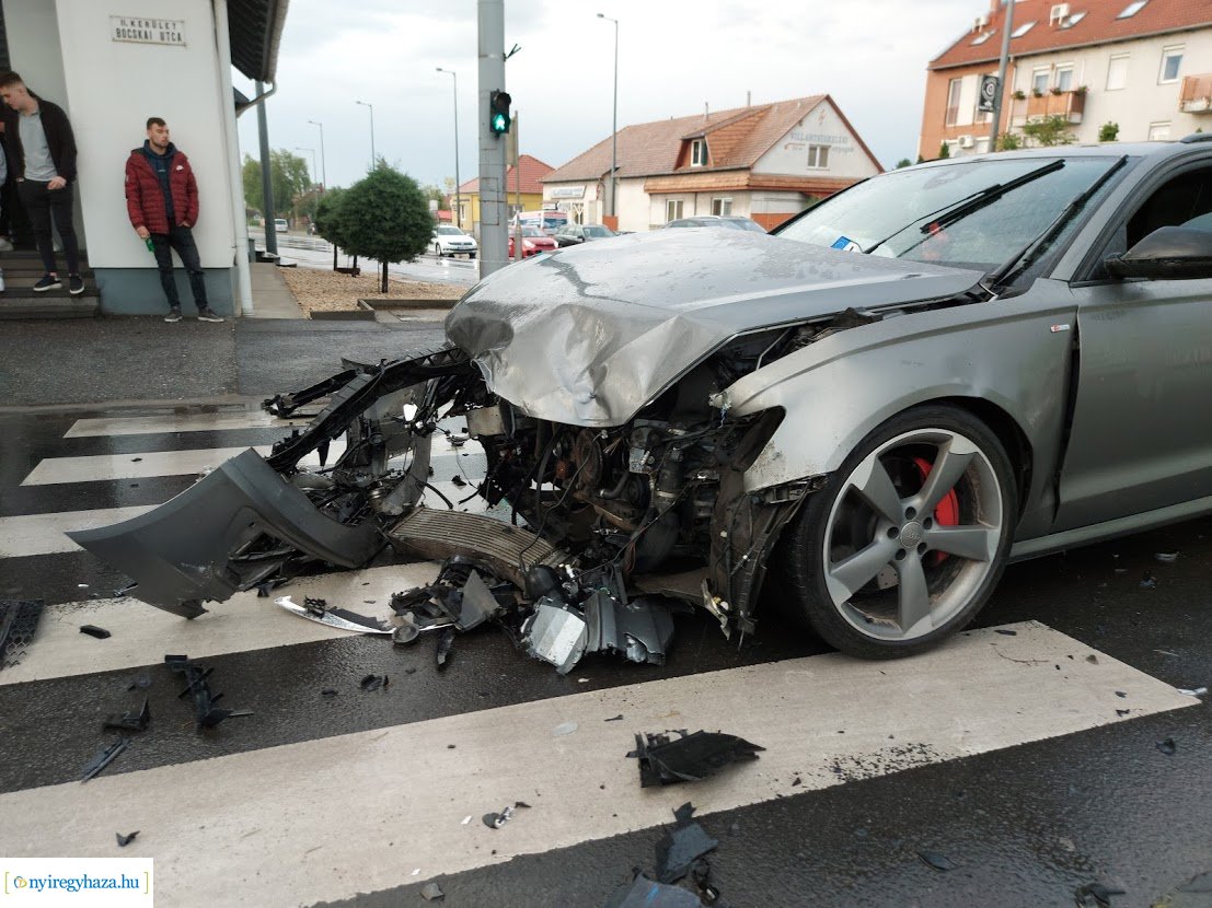 Egy busz és egy személyautó ütközött a Bocskai utca és az Inczédy sor kereszteződésében