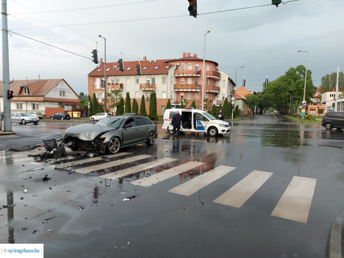 Egy busz és egy személyautó ütközött a Bocskai utca és az Inczédy sor kereszteződésében