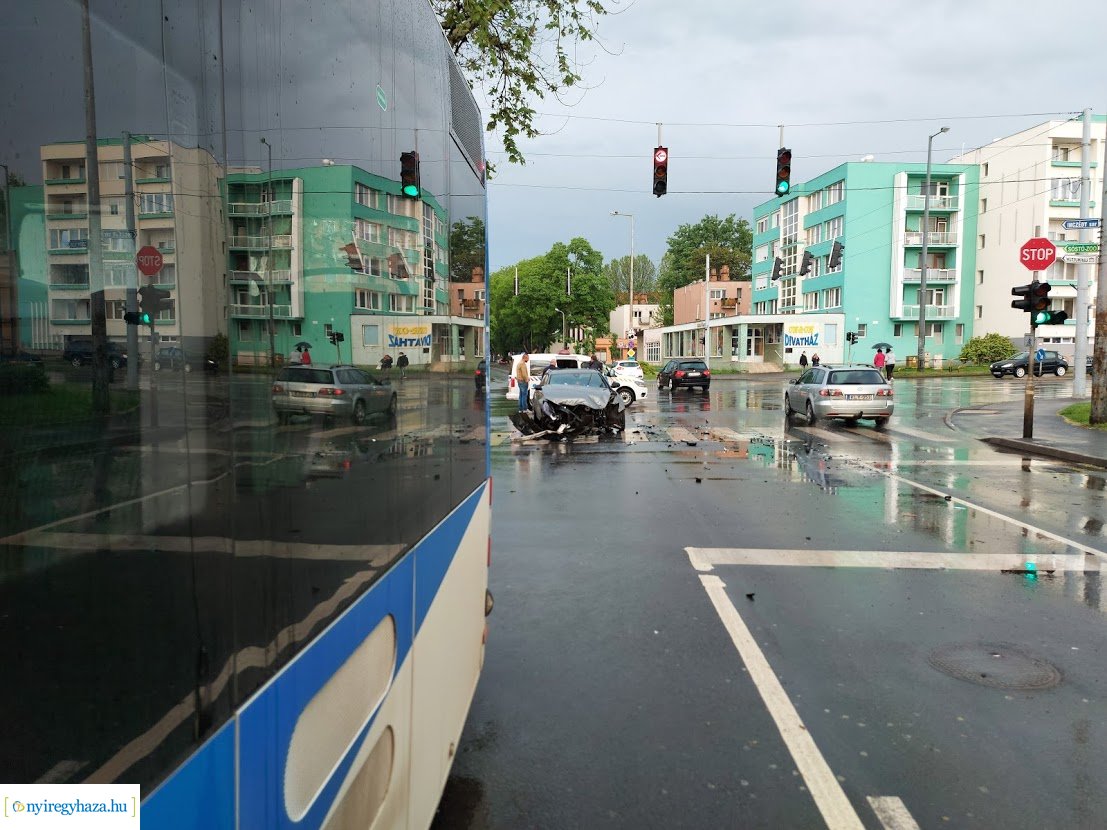 Egy busz és egy személyautó ütközött a Bocskai utca és az Inczédy sor kereszteződésében
