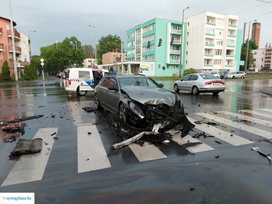 Egy busz és egy személyautó ütközött a Bocskai utca és az Inczédy sor kereszteződésében