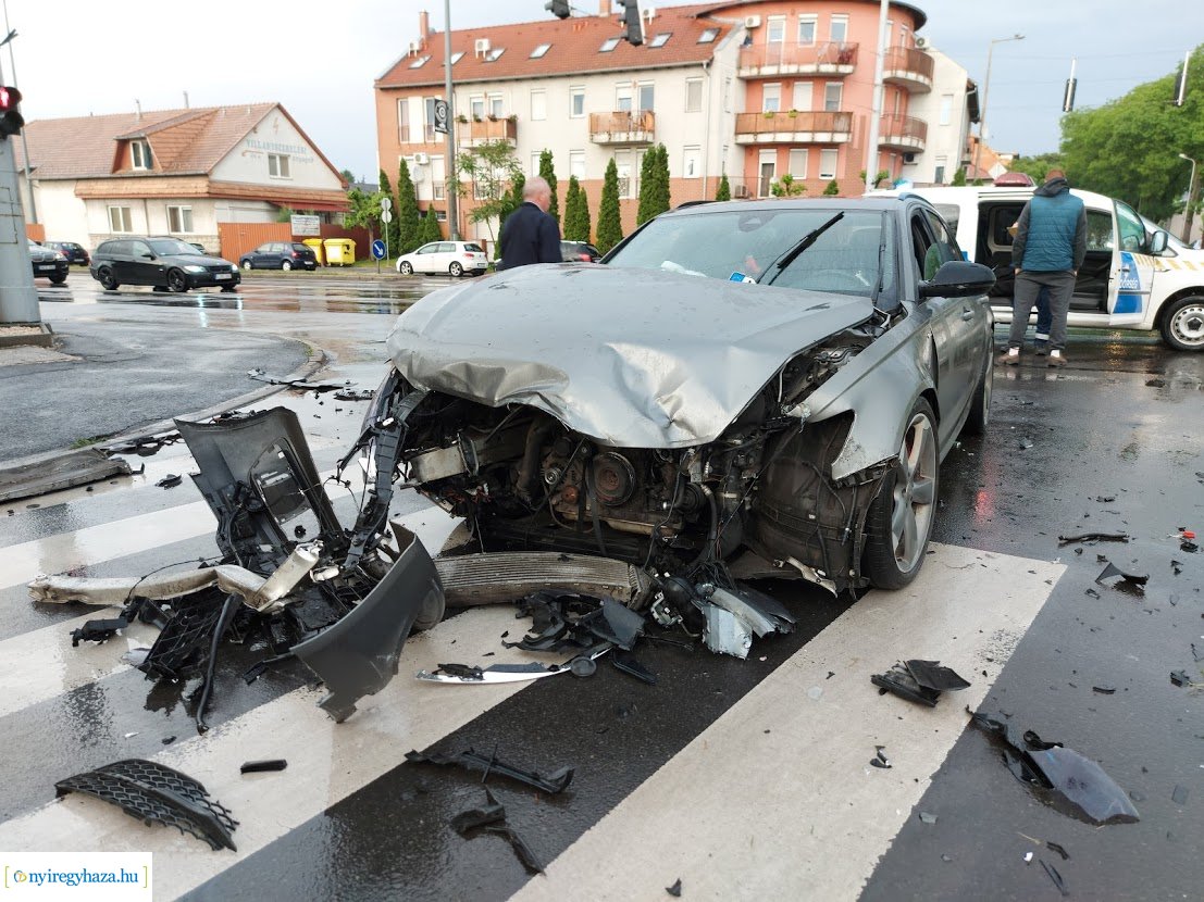Egy busz és egy személyautó ütközött a Bocskai utca és az Inczédy sor kereszteződésében