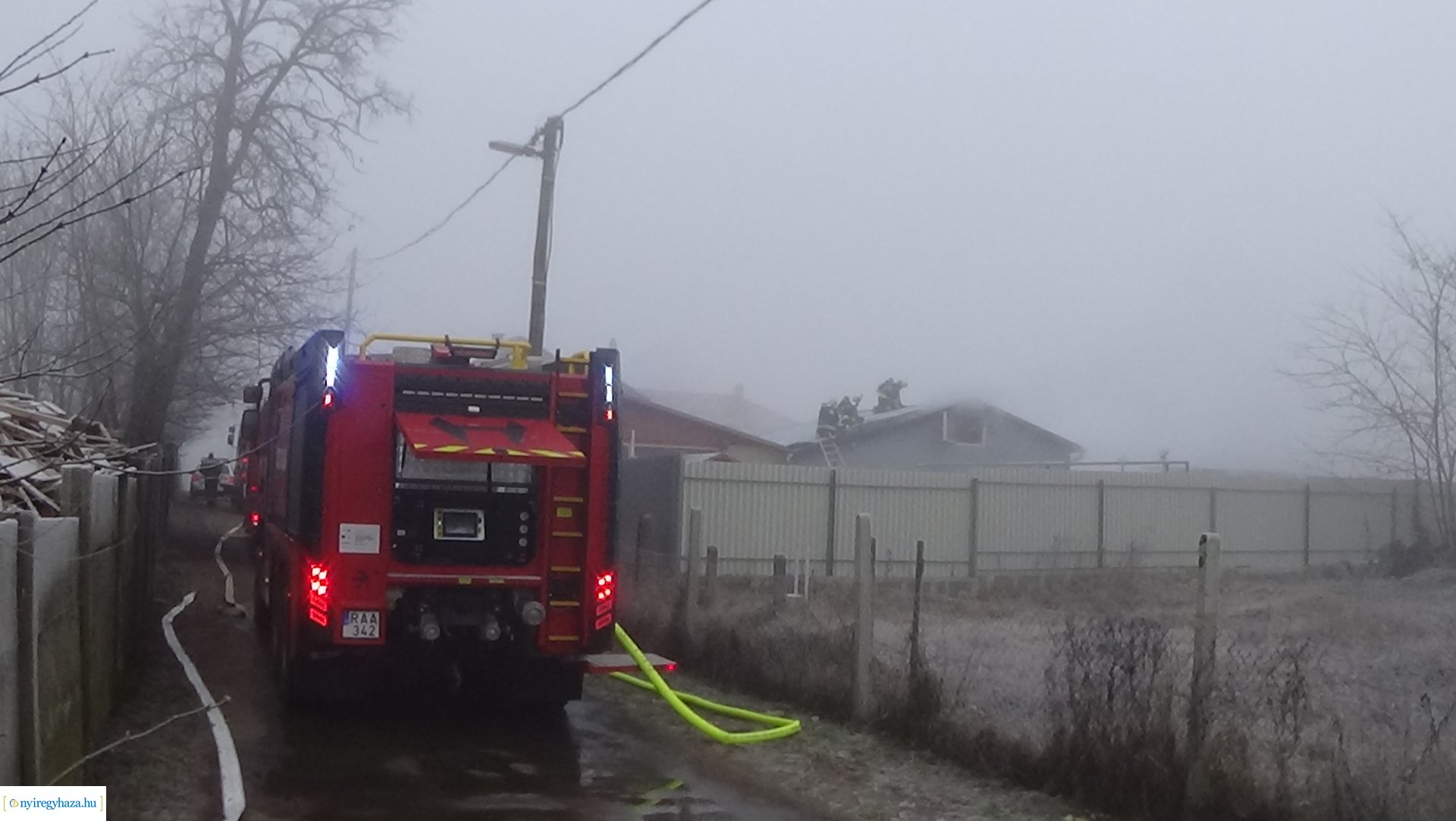 Egy családi ház tetőszerkezete égett Kistelekiszőlőn