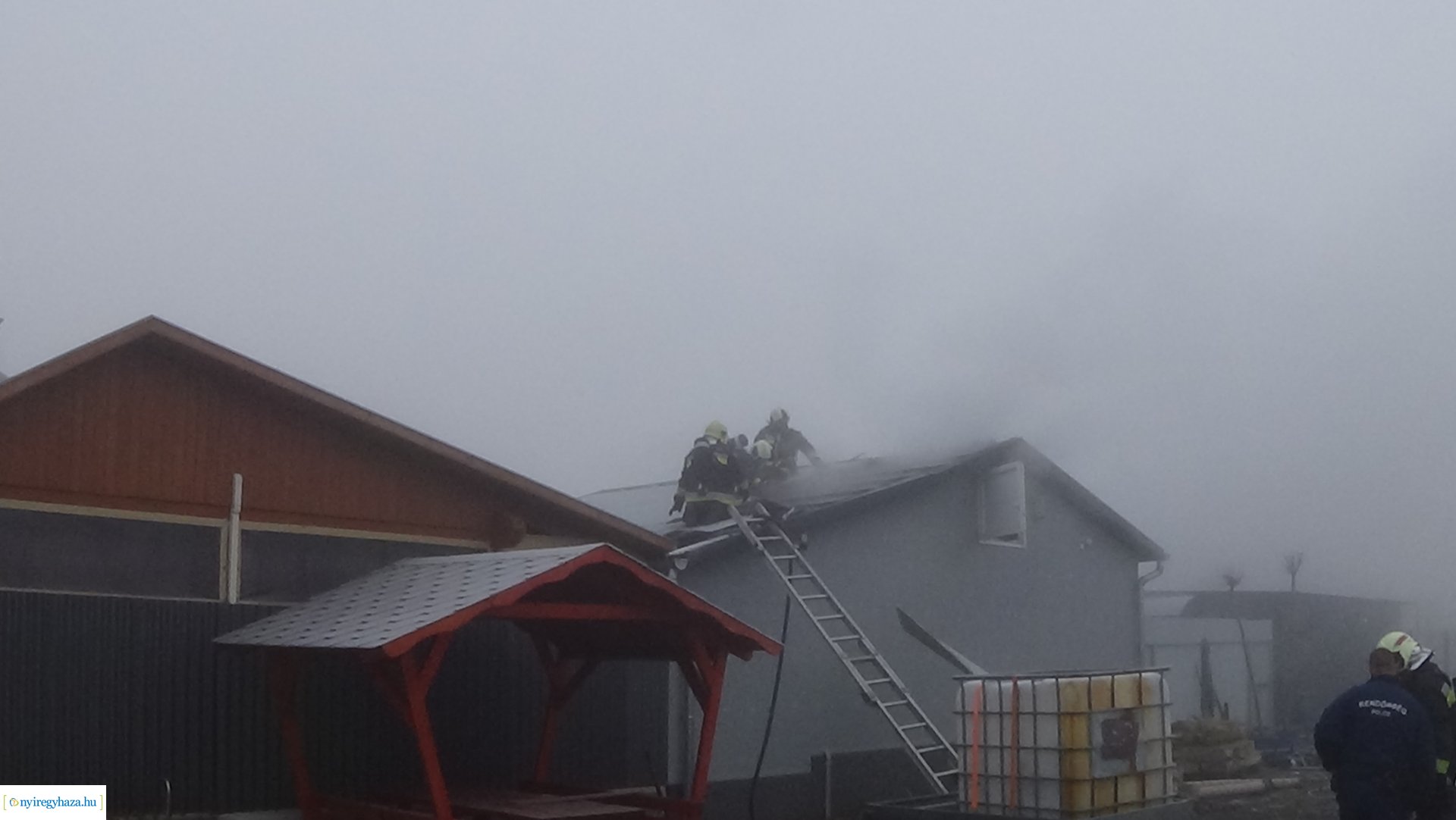 Egy családi ház tetőszerkezete égett Kistelekiszőlőn