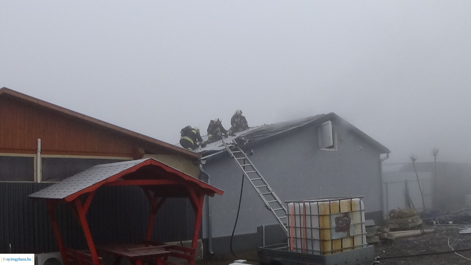 Egy családi ház tetőszerkezete égett Kistelekiszőlőn