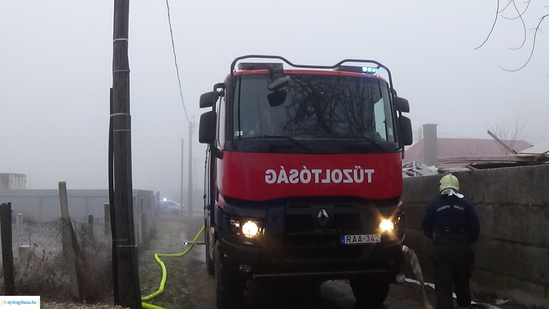 Egy családi ház tetőszerkezete égett Kistelekiszőlőn