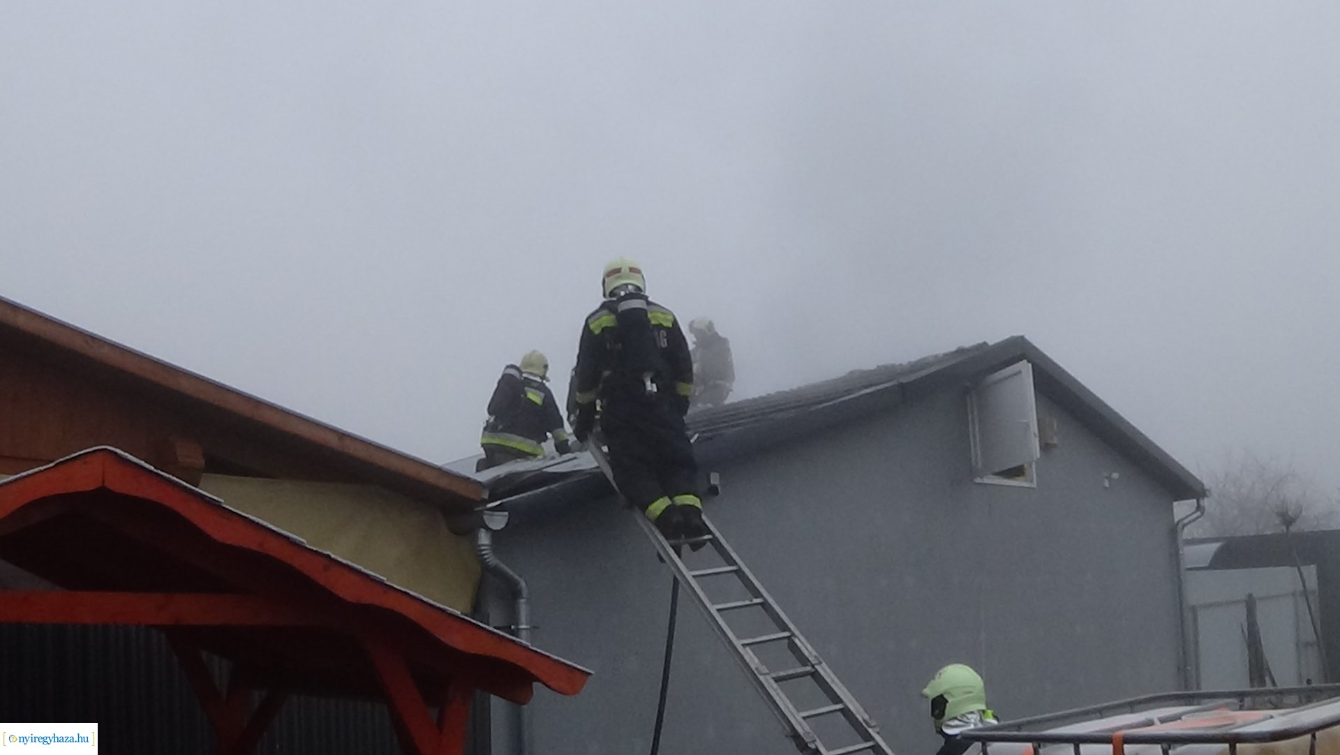 Egy családi ház tetőszerkezete égett Kistelekiszőlőn