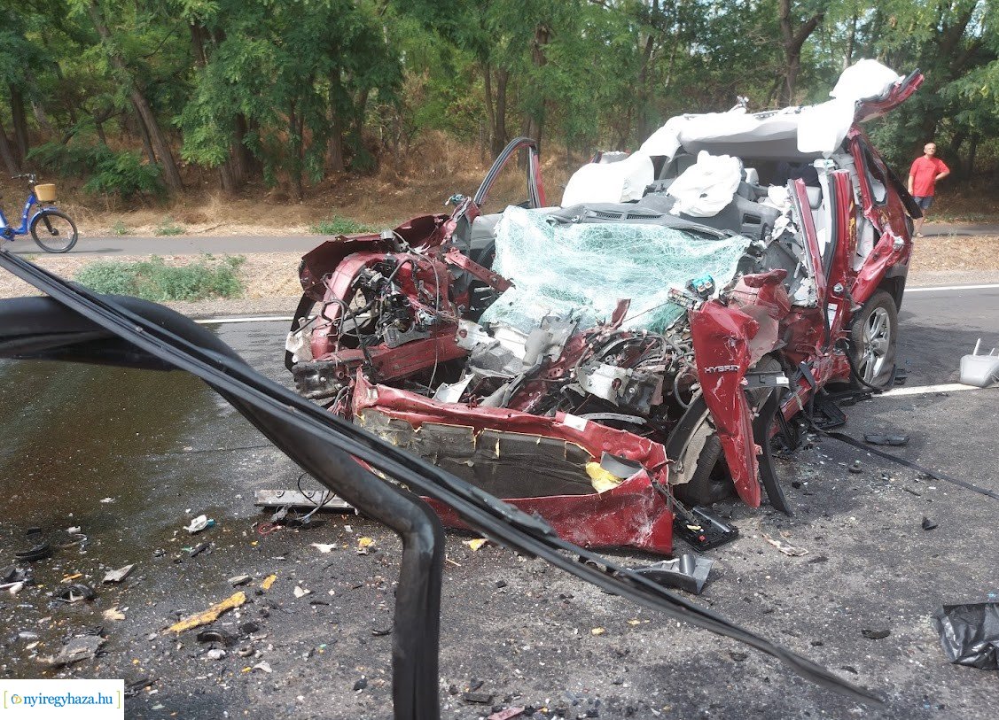 Egy férfi meghalt és tizenketten megsérültek a Nyíregyháza és Nyírpazony között történt balesetben