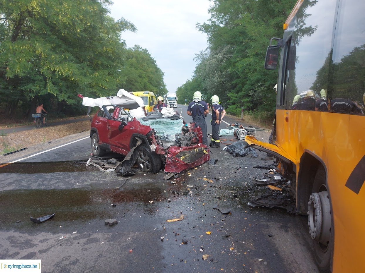 Egy férfi meghalt és tizenketten megsérültek a Nyíregyháza és Nyírpazony között történt balesetben