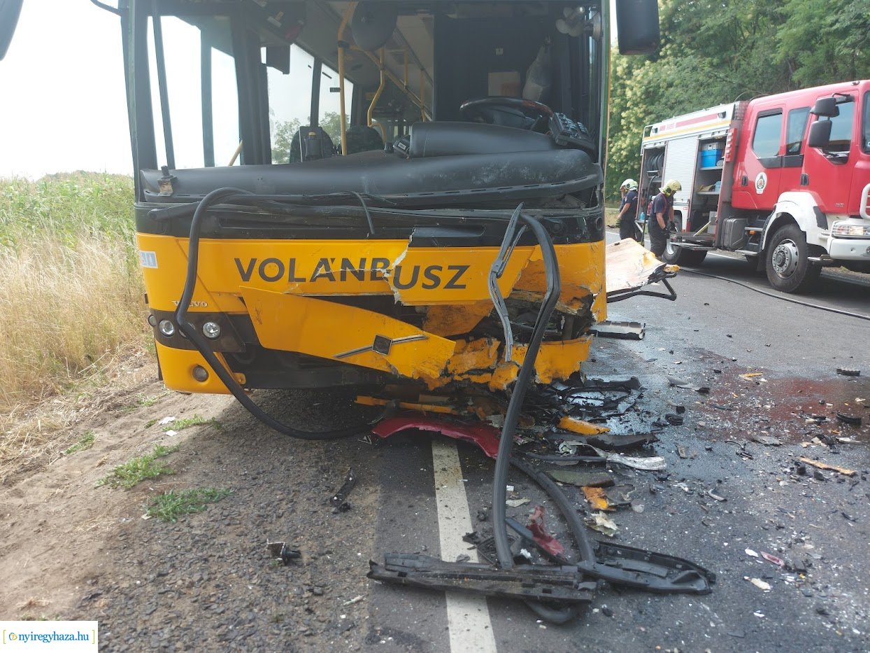 Egy férfi meghalt és tizenketten megsérültek a Nyíregyháza és Nyírpazony között történt balesetben