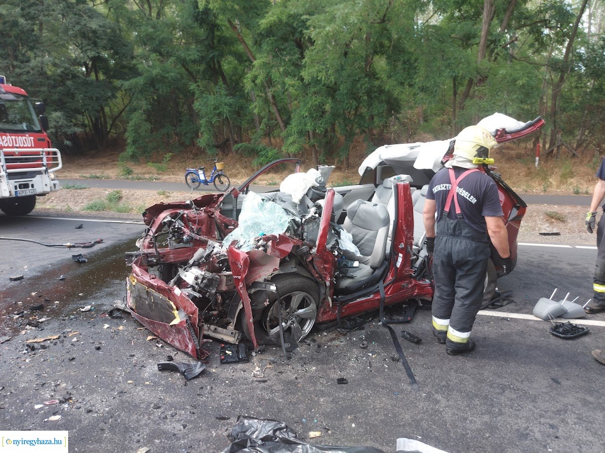Egy férfi meghalt és tizenketten megsérültek a Nyíregyháza és Nyírpazony között történt balesetben