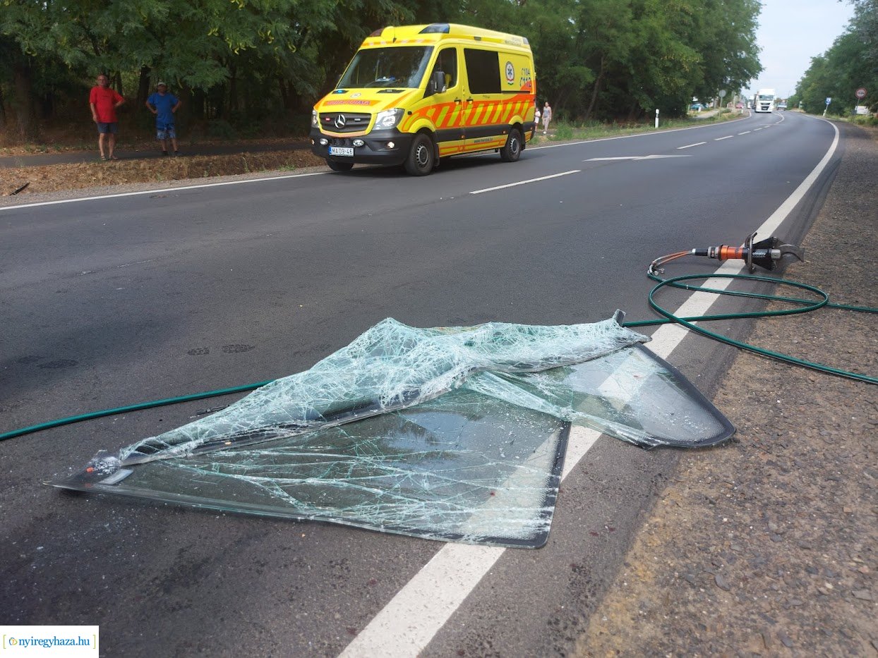 Egy férfi meghalt és tizenketten megsérültek a Nyíregyháza és Nyírpazony között történt balesetben