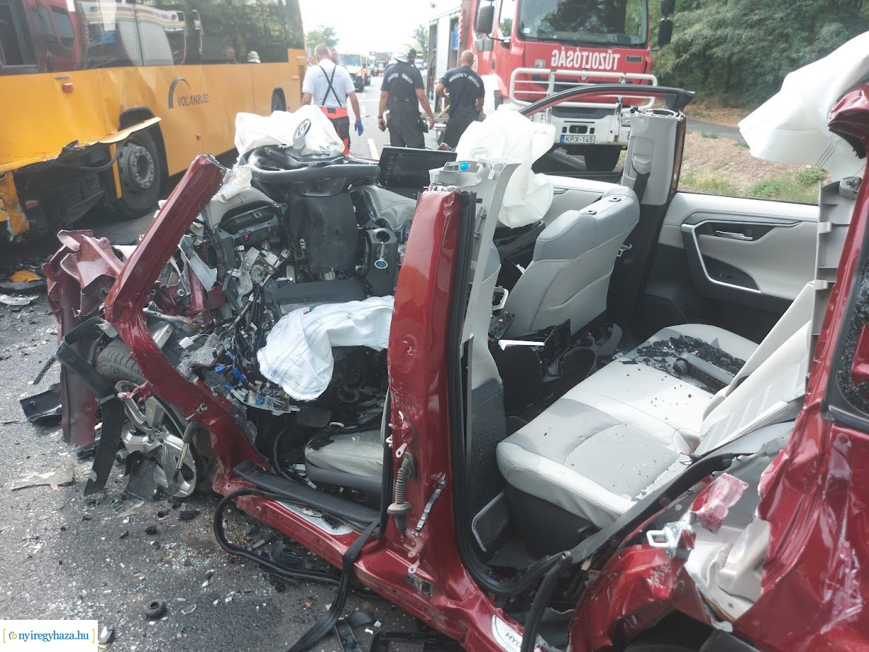 Egy férfi meghalt és tizenketten megsérültek a Nyíregyháza és Nyírpazony között történt balesetben