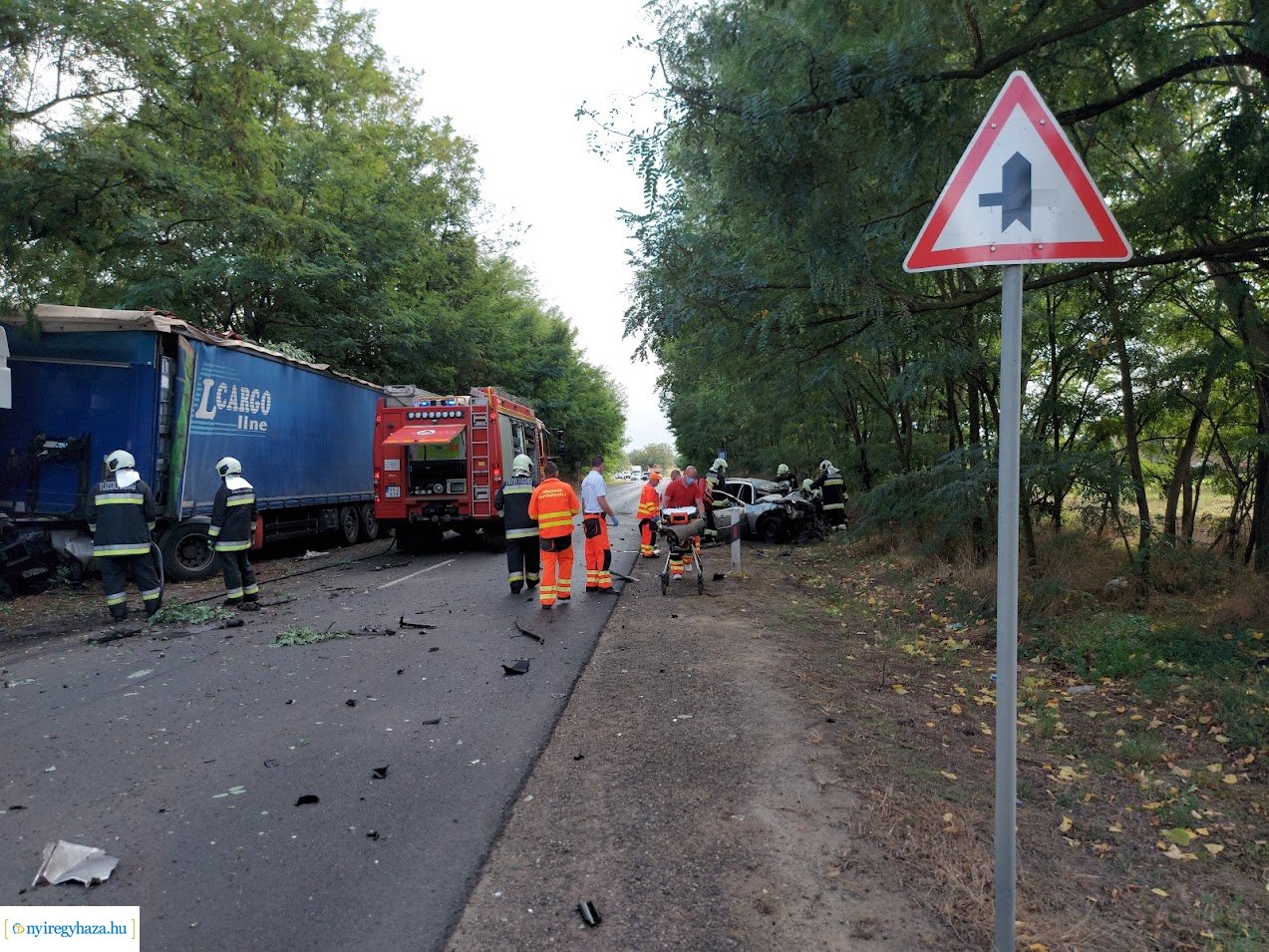 Egy kamion és egy személyautó ütközött pénteken Nagykálló és Nyíregyháza között
