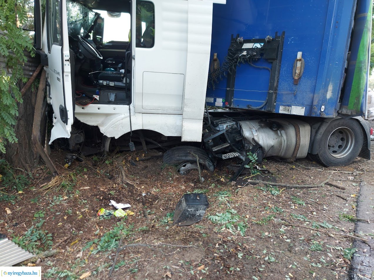 Egy kamion és egy személyautó ütközött pénteken Nagykálló és Nyíregyháza között