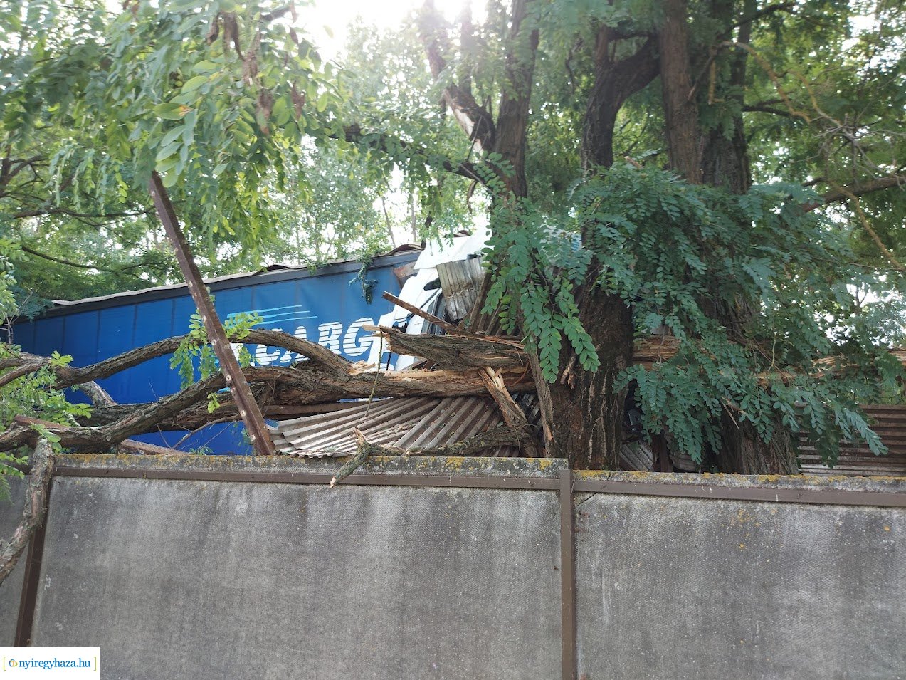 Egy kamion és egy személyautó ütközött pénteken Nagykálló és Nyíregyháza között