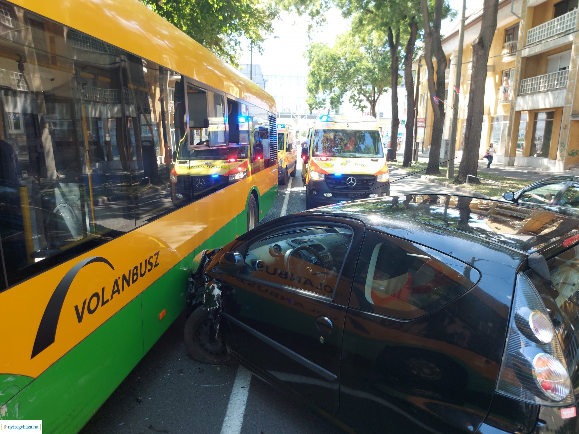 Egy személyautó menetrendszerinti busszal ütközött