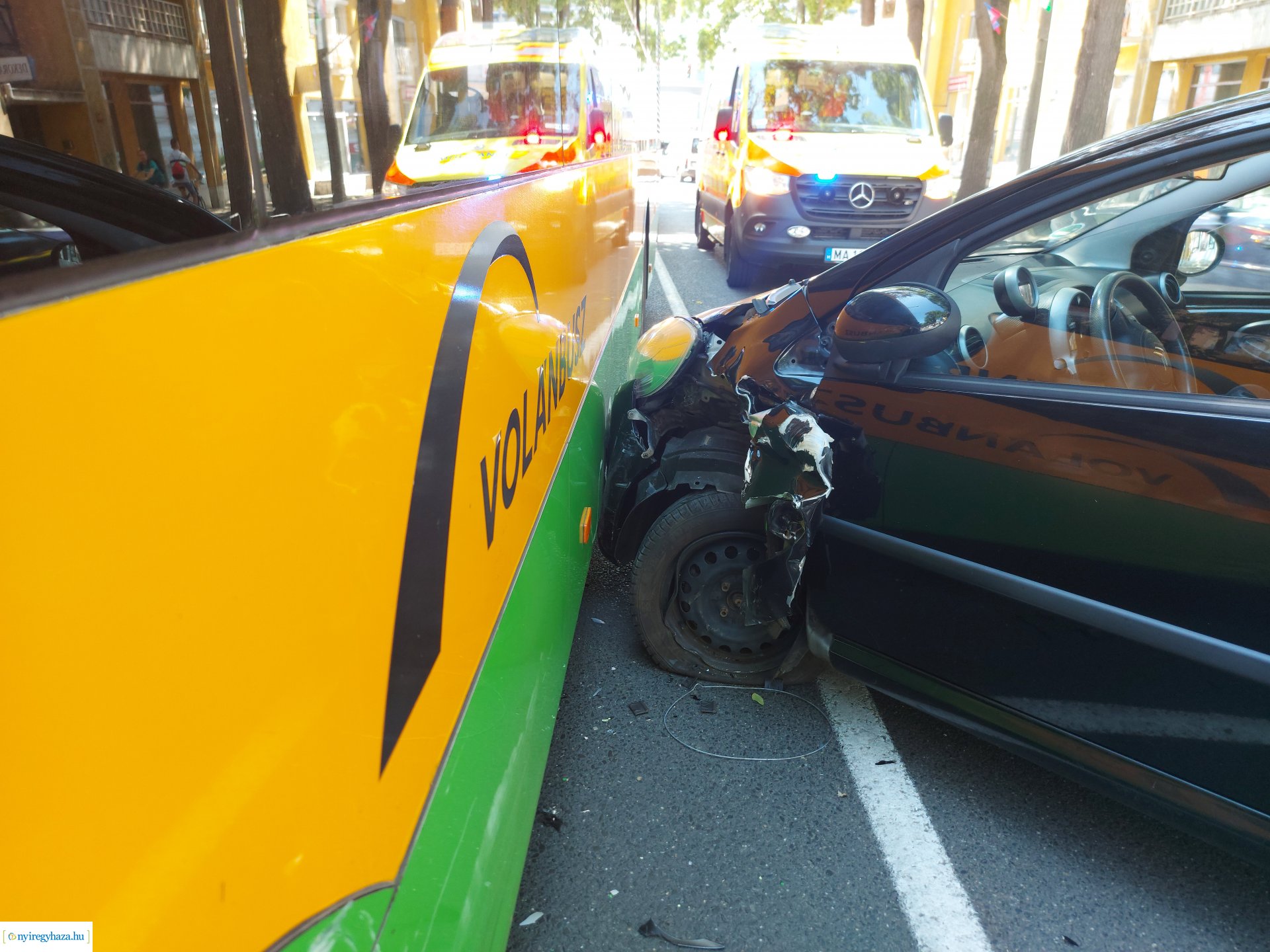 Egy személyautó menetrendszerinti busszal ütközött