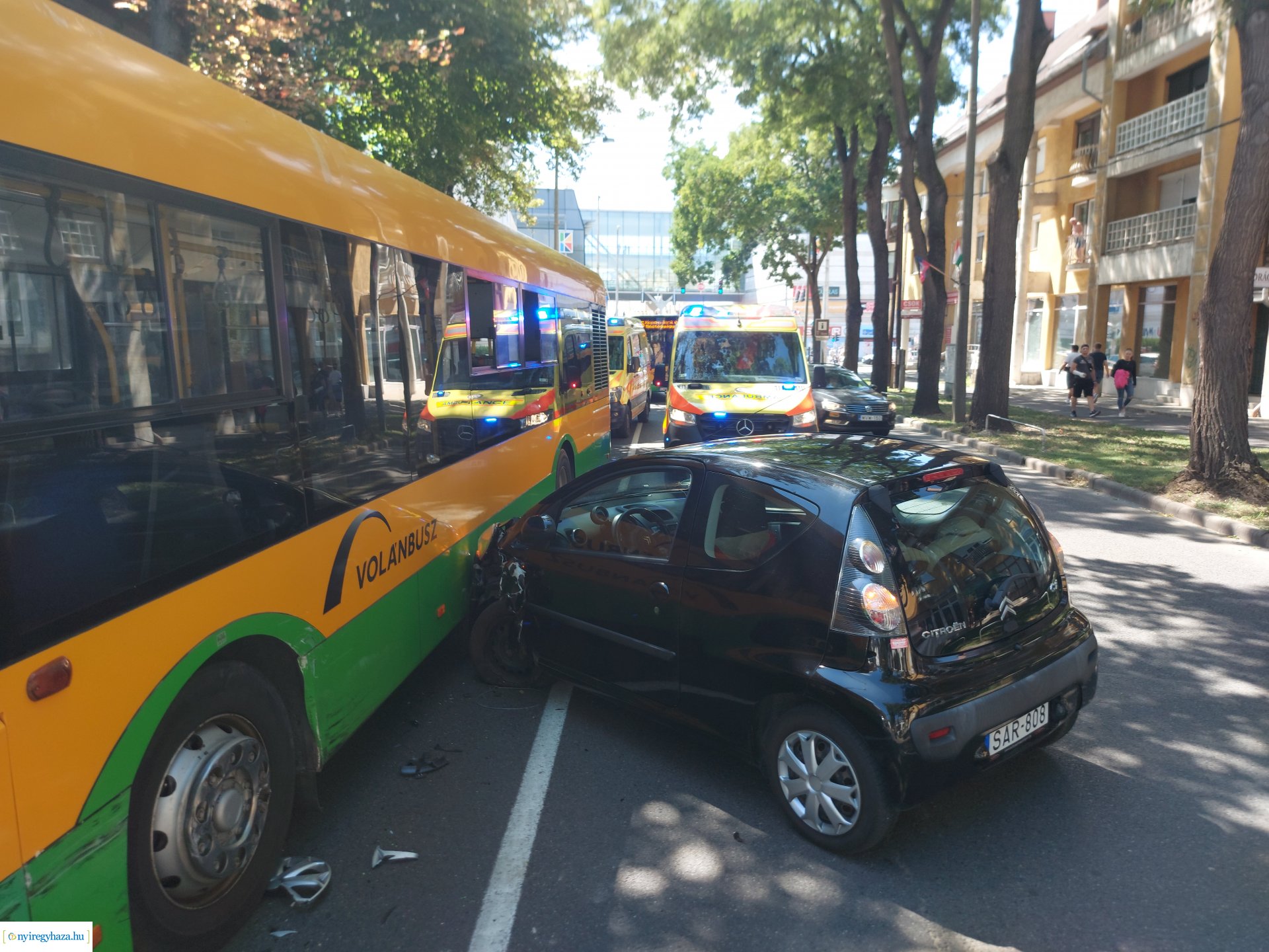 Egy személyautó menetrendszerinti busszal ütközött