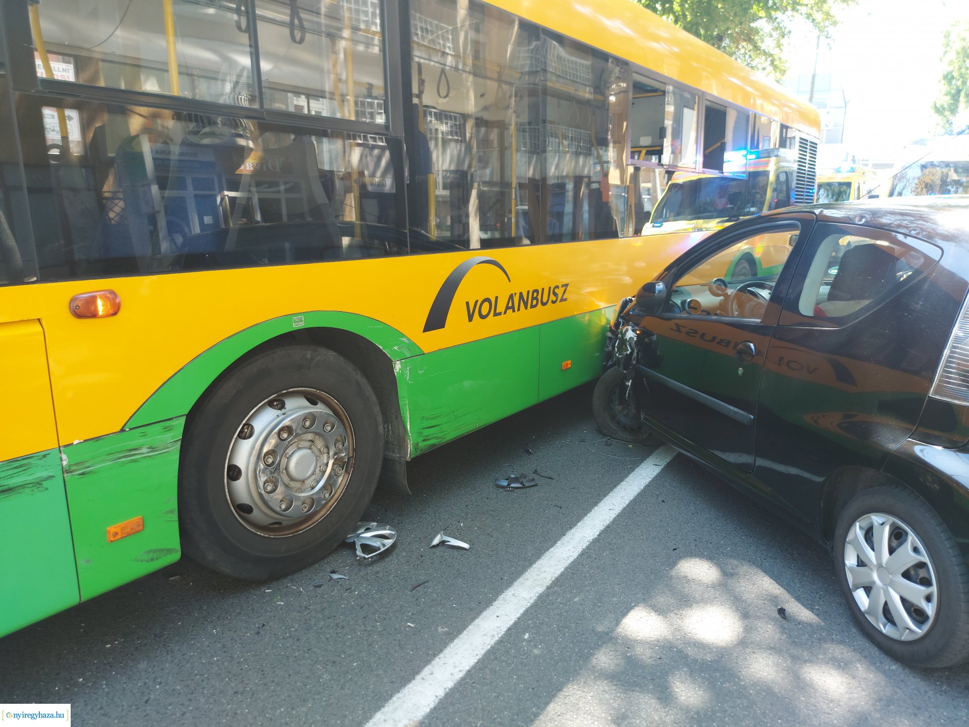 Egy személyautó menetrendszerinti busszal ütközött
