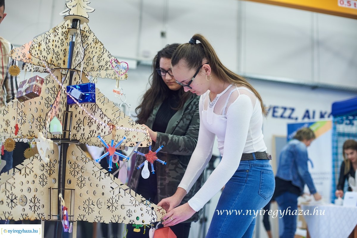 Egyedi karácsonyfa az NYSZC-ben