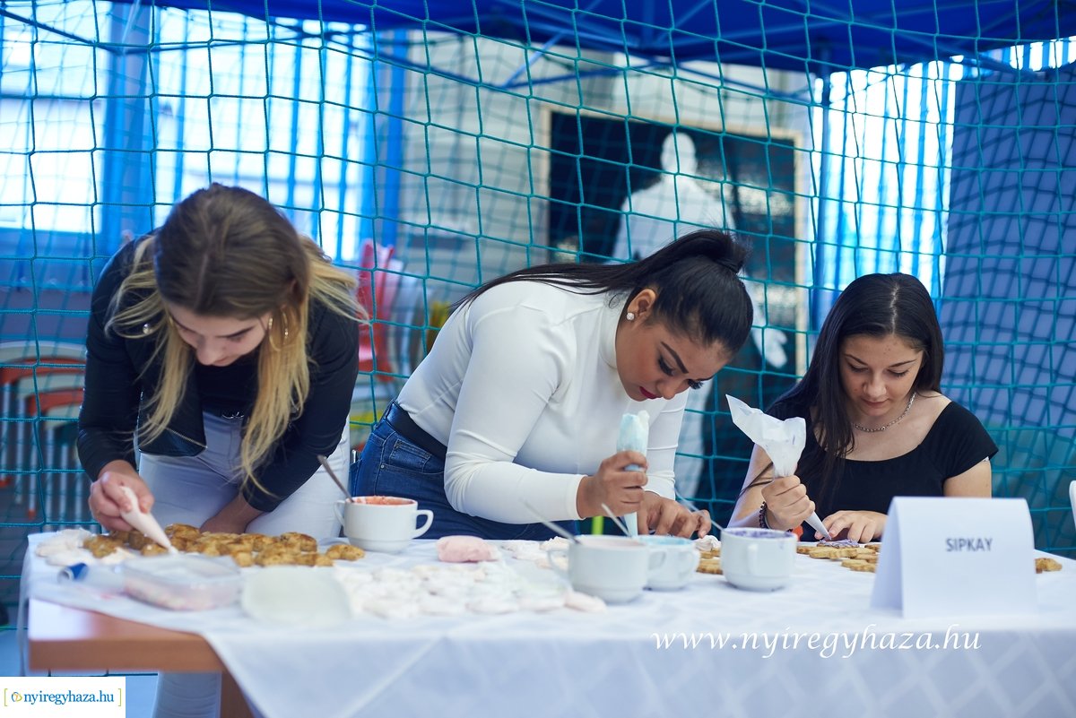 Egyedi karácsonyfa az NYSZC-ben