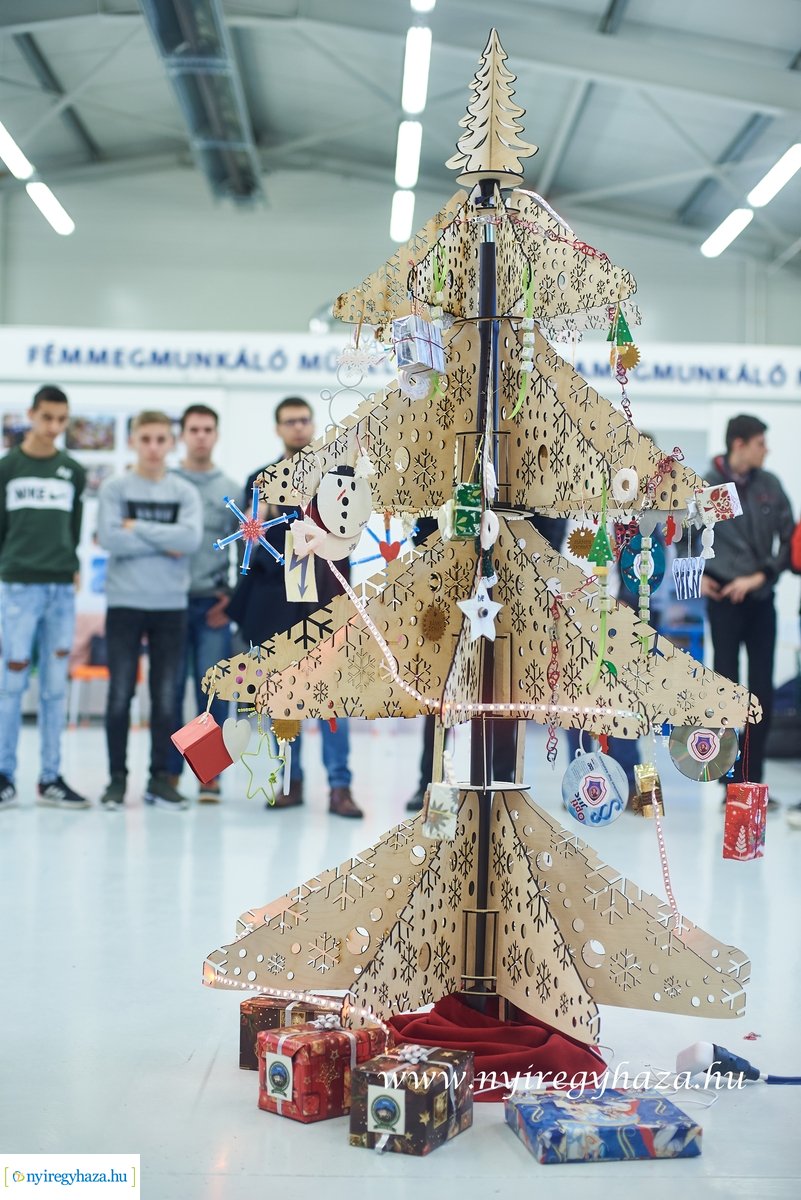Egyedi karácsonyfa az NYSZC-ben