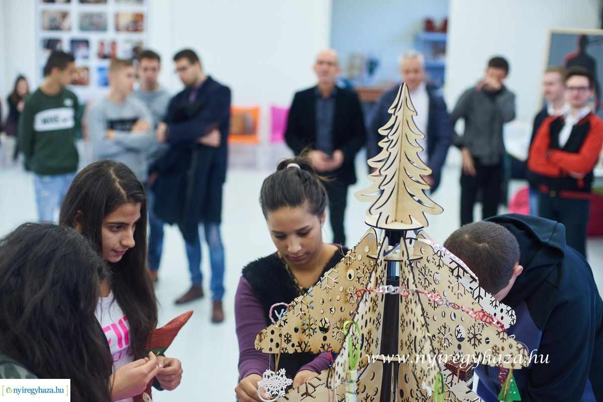 Egyedi karácsonyfa az NYSZC-ben