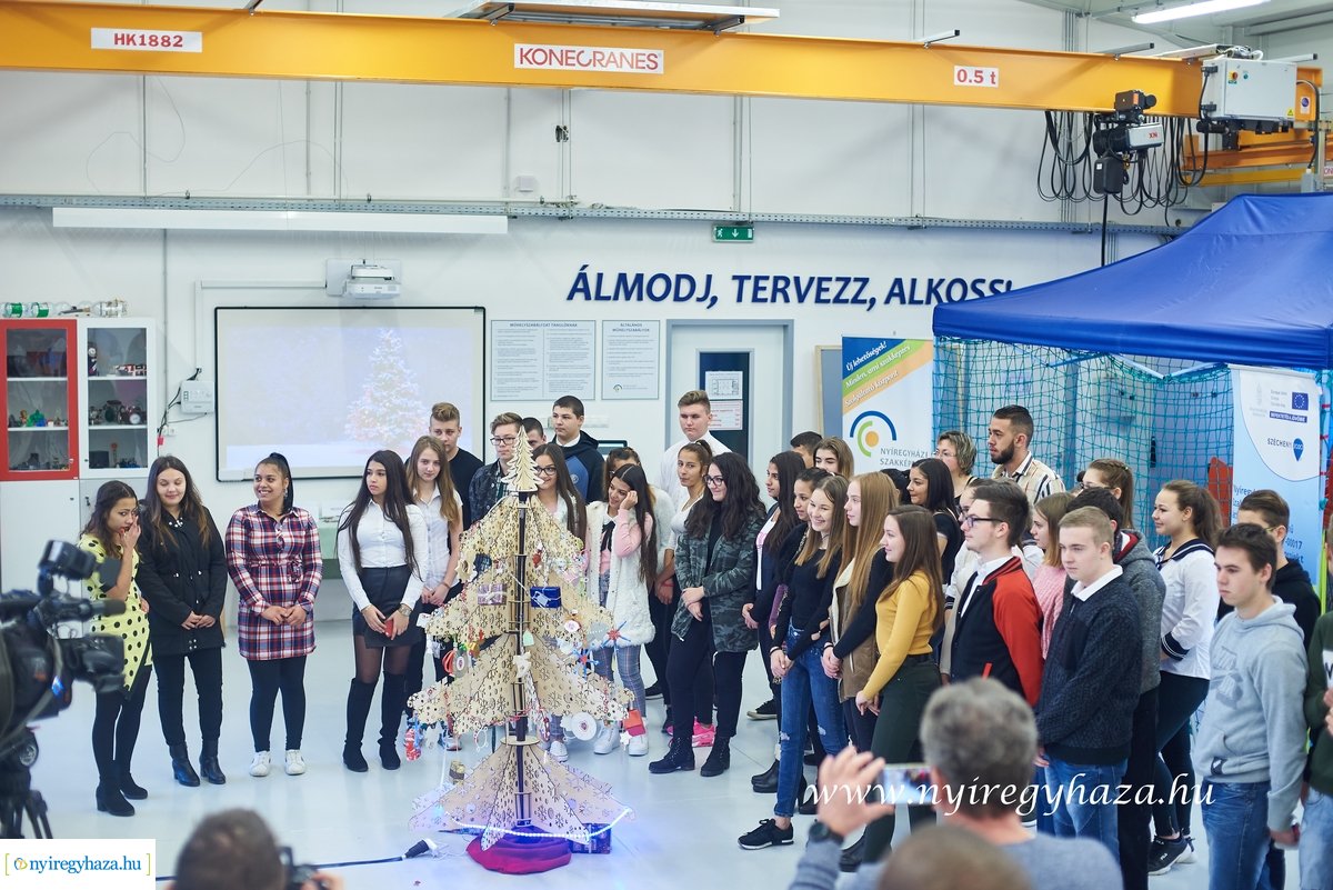 Egyedi karácsonyfa az NYSZC-ben