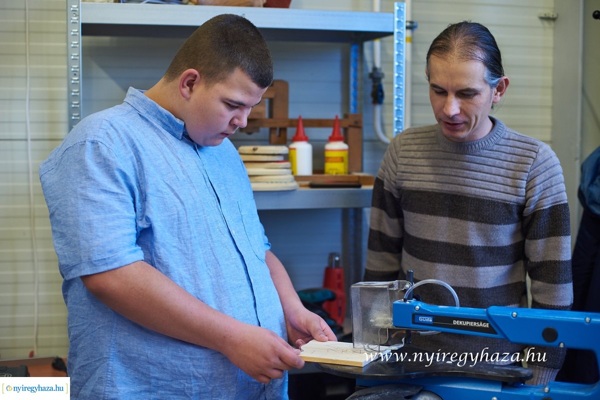 Egyedi karácsonyfa az NYSZC-ben