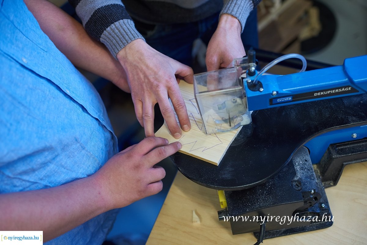 Egyedi karácsonyfa az NYSZC-ben