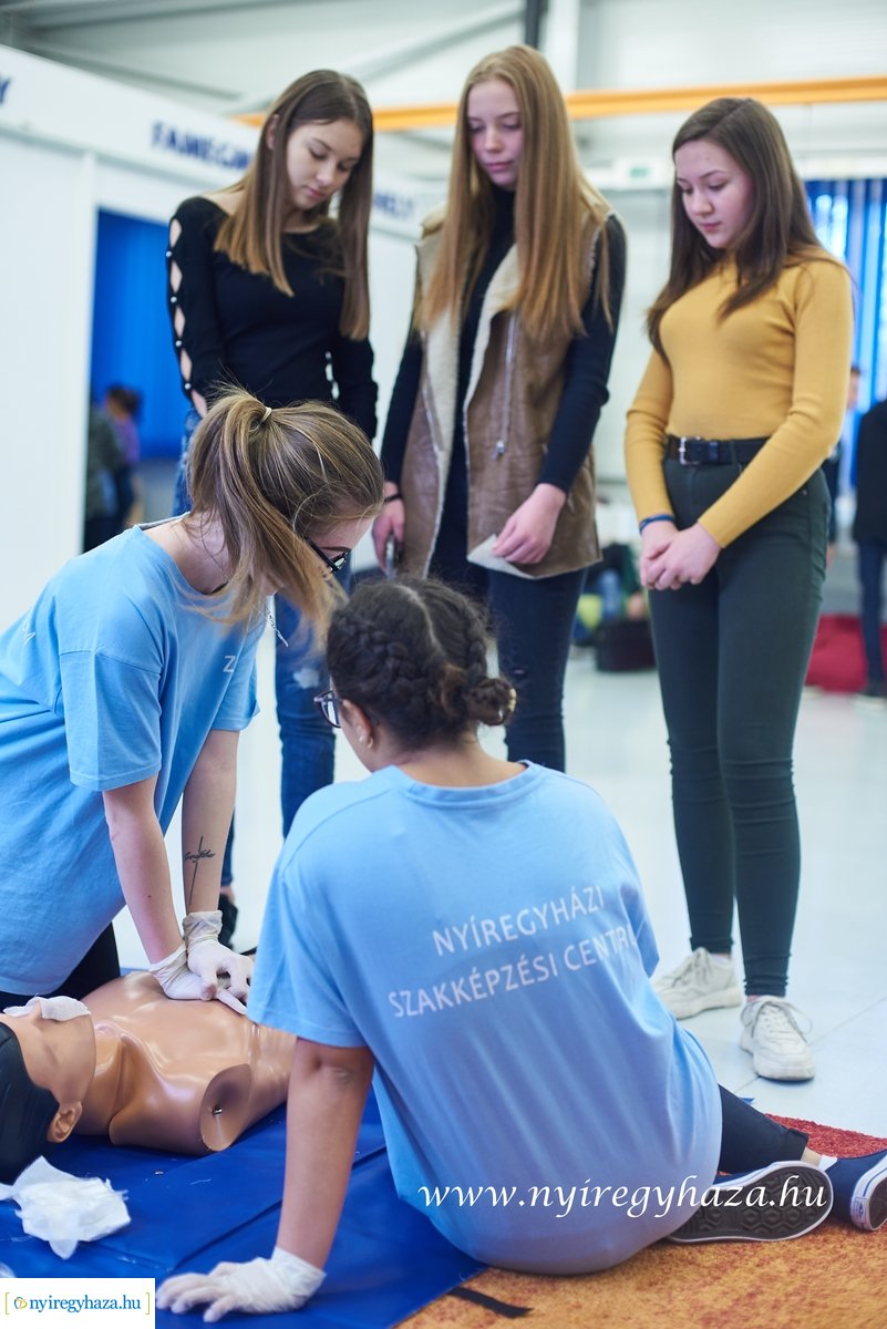 Egyedi karácsonyfa az NYSZC-ben