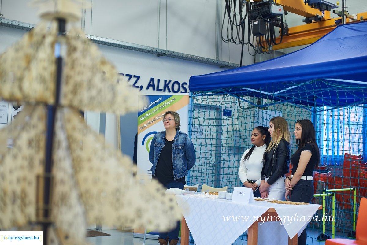 Egyedi karácsonyfa az NYSZC-ben