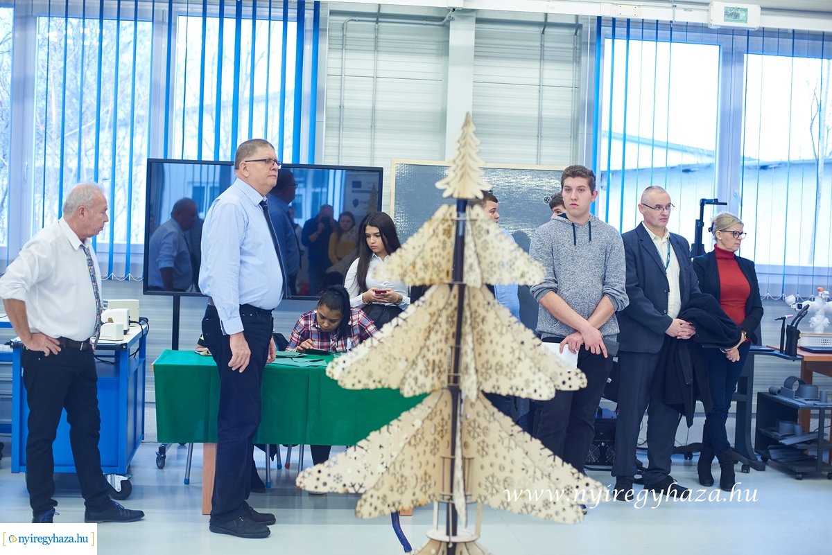 Egyedi karácsonyfa az NYSZC-ben