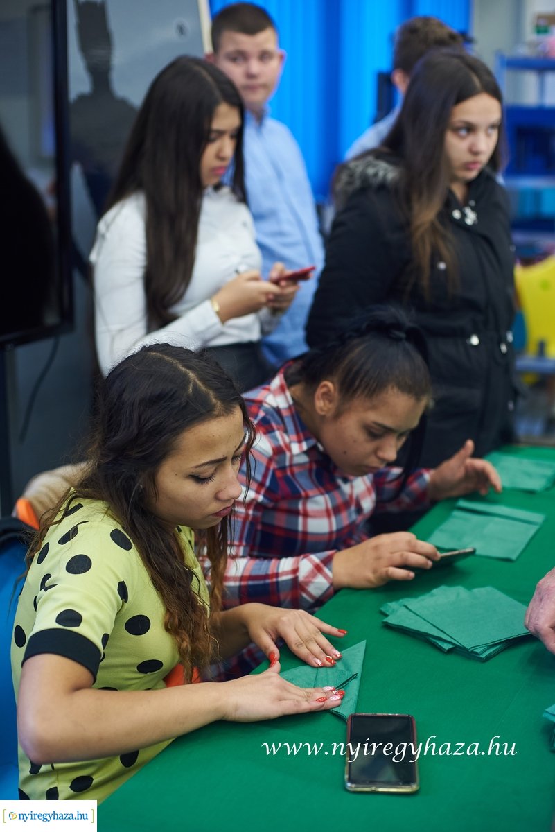 Egyedi karácsonyfa az NYSZC-ben