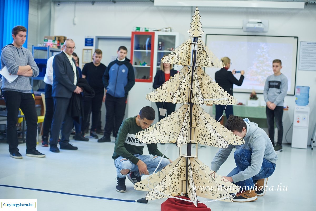 Egyedi karácsonyfa az NYSZC-ben