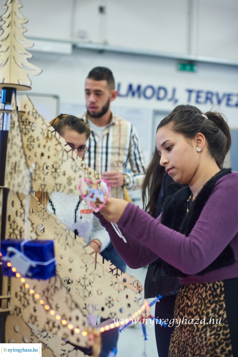 Egyedi karácsonyfa az NYSZC-ben