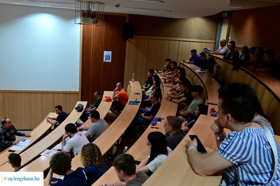 Egyetemi előadás a fenntarthatóság és  a társadalmi felelősségvállalás kérdéseiről