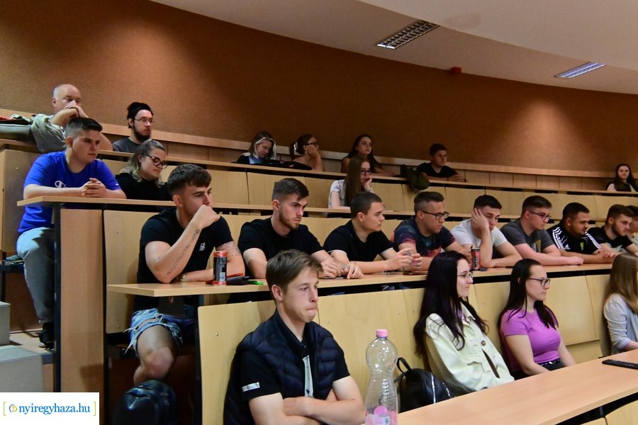 Egyetemi előadás a fenntarthatóság és  a társadalmi felelősségvállalás kérdéseiről