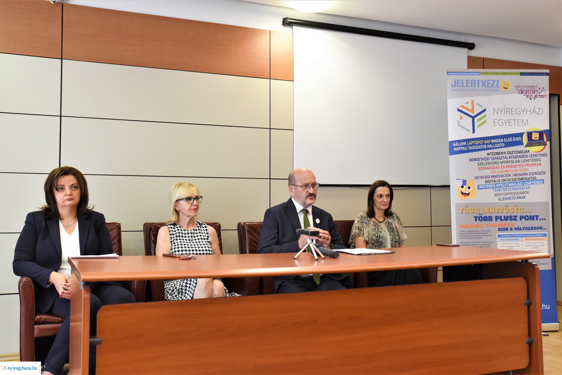 Egyetemi sajtótájékoztató a felvett hallgatók létszámáról