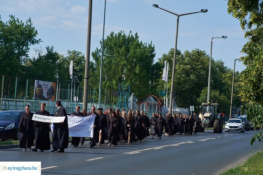 Egyetemista ballagás 2022