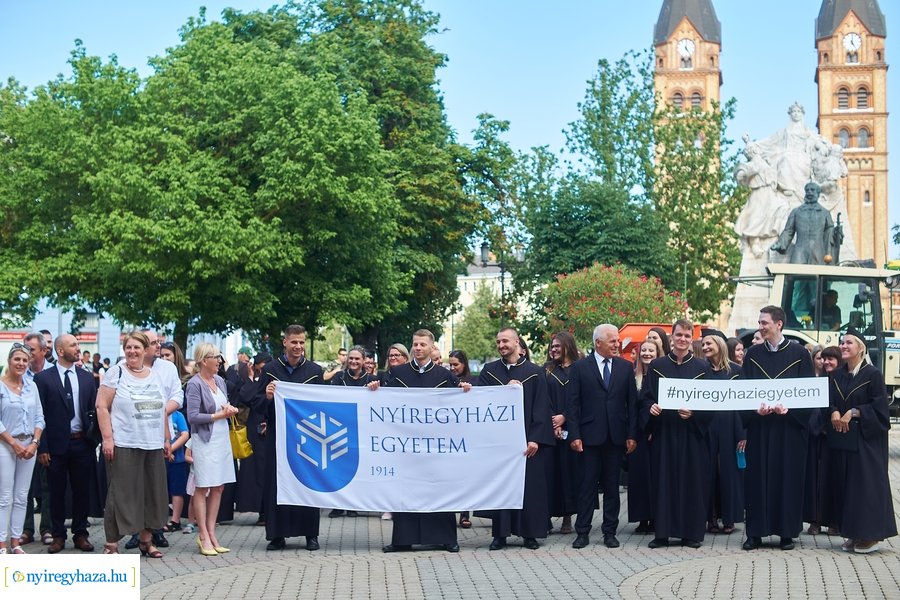 Egyetemista ballagás 2022