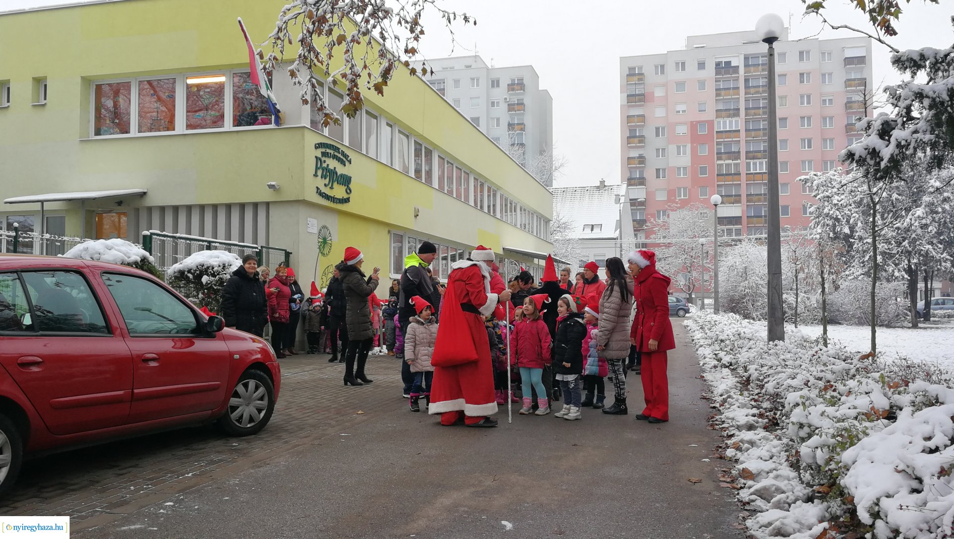 Együtt futottak az ovisok a Mikulással