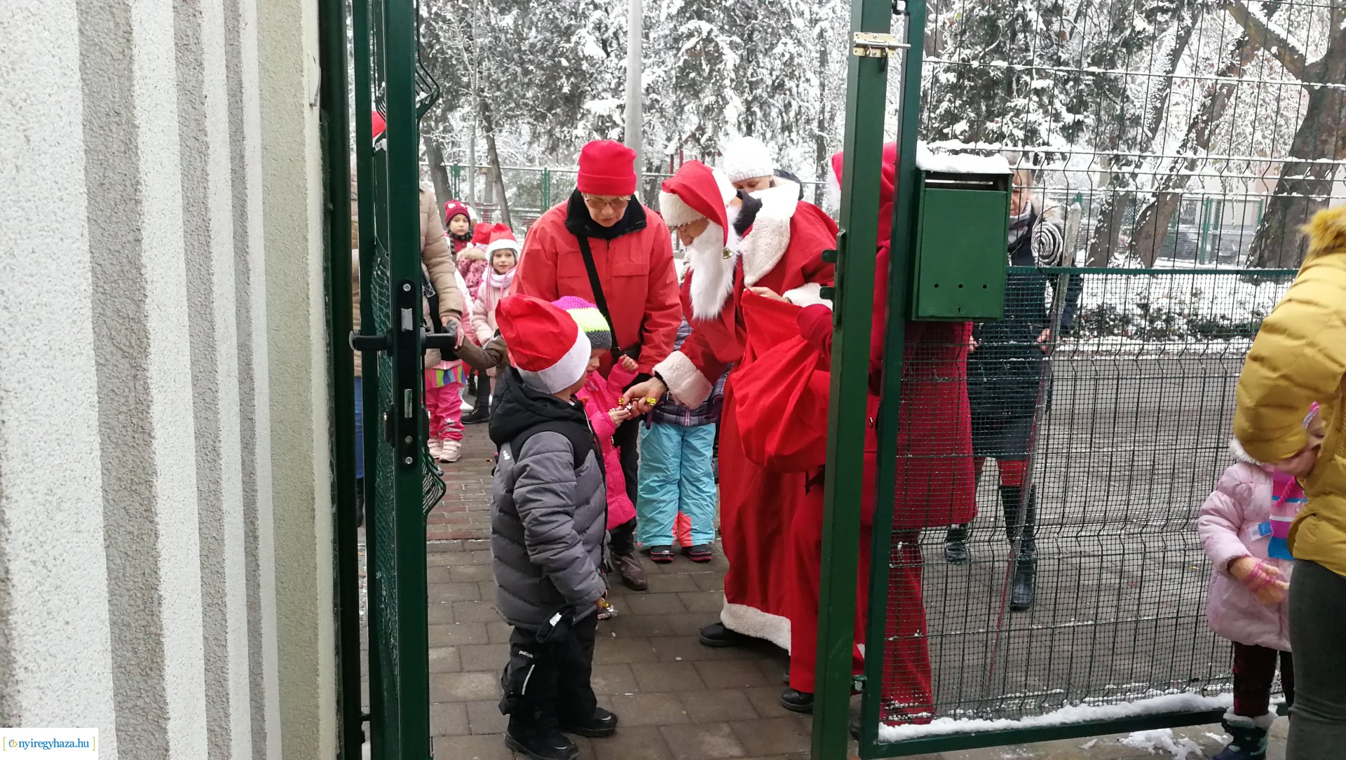 Együtt futottak az ovisok a Mikulással