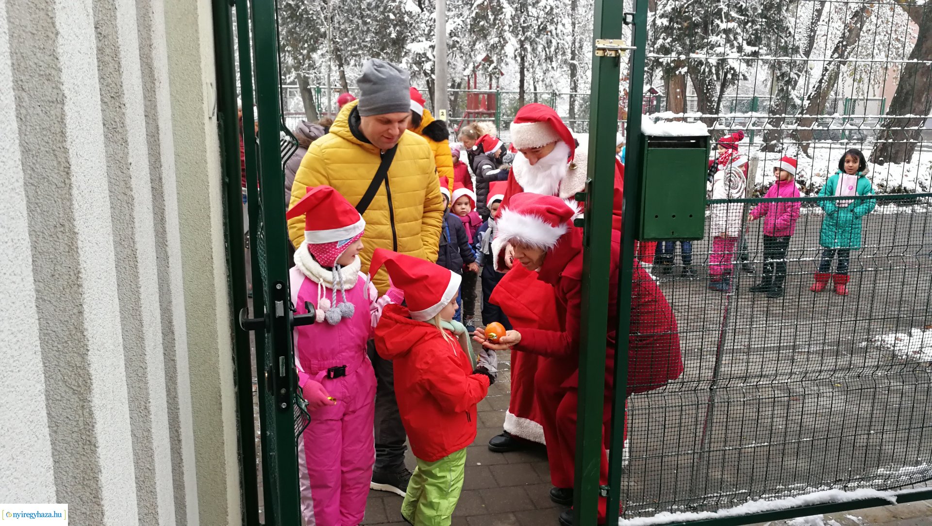 Együtt futottak az ovisok a Mikulással