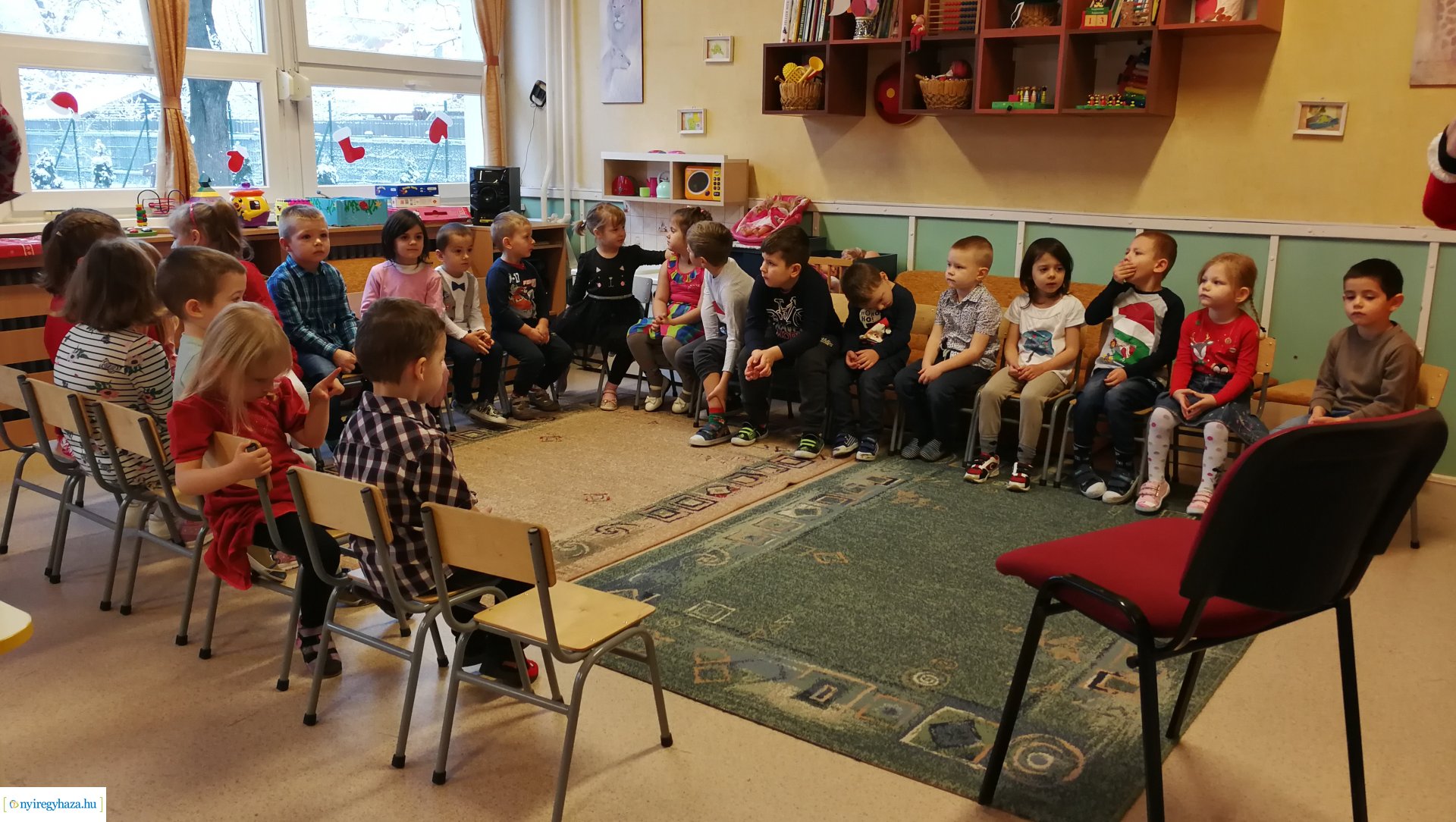 Együtt futottak az ovisok a Mikulással