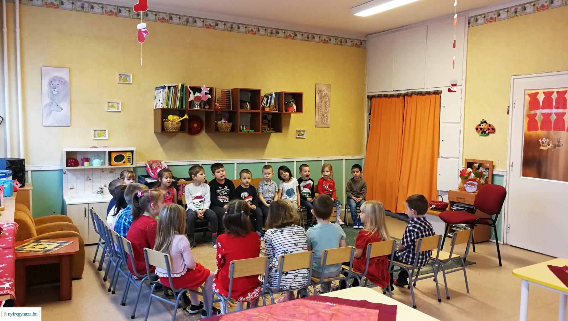 Együtt futottak az ovisok a Mikulással