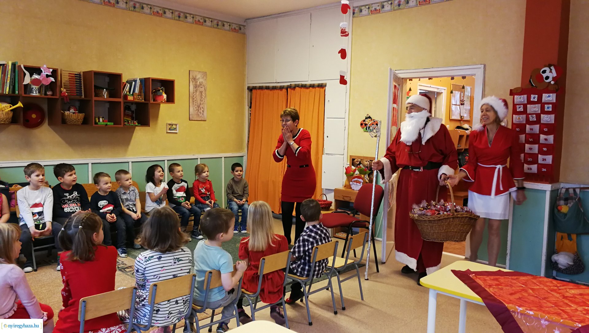 Együtt futottak az ovisok a Mikulással