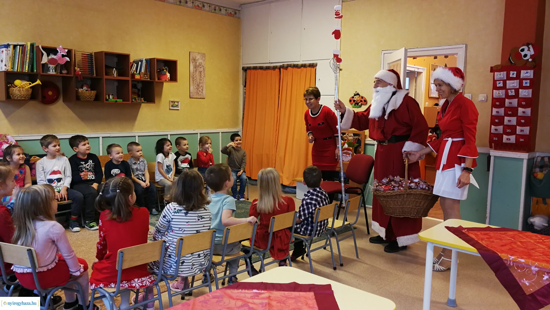 Együtt futottak az ovisok a Mikulással